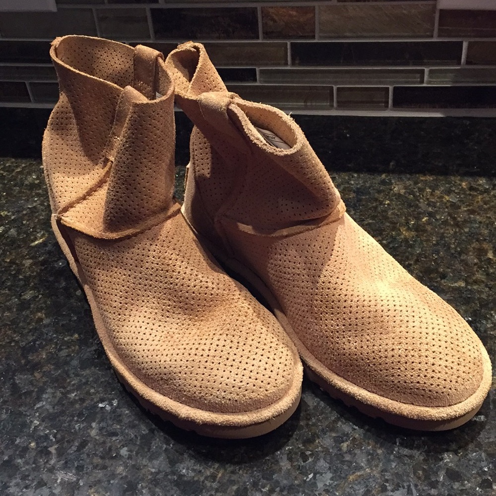 Ugg Women’s Suede Booties Size 7